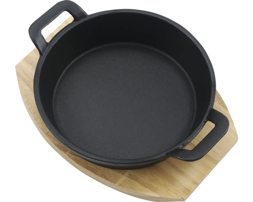 Poêle en fonte sur planche en bois