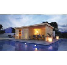 Holzgartenhaus mit Terrasse neben einem Swimmingpool
