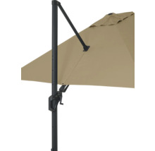 Detailansicht eines beigen Sonnenschirms mit schwarzem Gestell