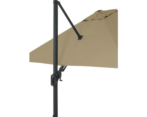 Detailansicht eines beigen Sonnenschirms mit schwarzem Gestell