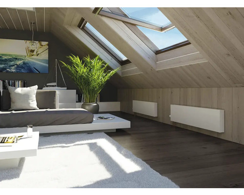 Wohnzimmer im Dachgeschoss mit Dachfenstern, Heizkörpern und Möbeln
