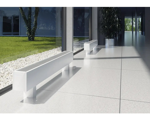 Szene mit zwei weißen Heizkörpern in einem hellen und modern eingerichteten Raum.