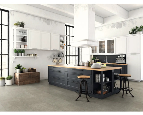 Helle Küche im Loftstil mit Kücheninsel, Barhockern und modernen Geräten