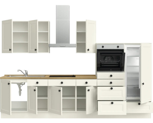 Aménagement de cuisine complet avec évier, plaque de cuisson, hotte aspirante, four, réfrigérateur et armoires