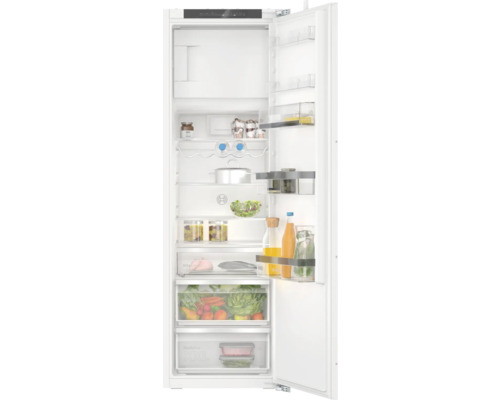 Geöffneter Kühlschrank mit Lebensmitteln
