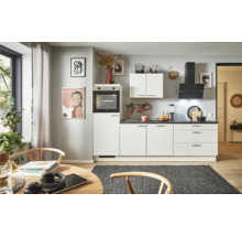 Cuisine claire avec armoires blanches, plan de travail noir et hotte aspirante