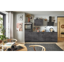 Moderne Küche mit grauen Küchenschränken und Elektrogeräten, ergänzt durch dekorative Elemente und einem Essbereich
