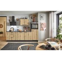 Helle Küche mit Küchenschränken, Dunstabzugshaube und Backofen.