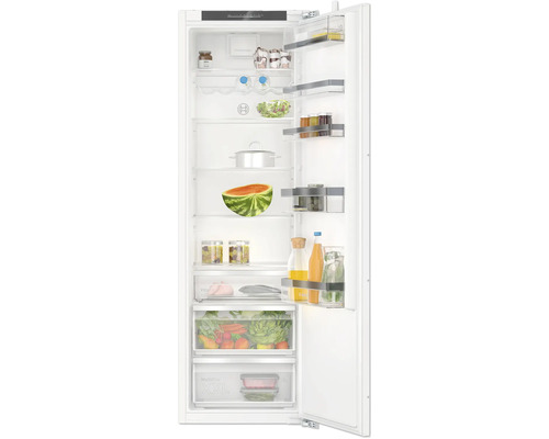 Offener Kühlschrank mit Lebensmitteln