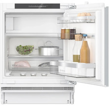 Réfrigérateur intégré ouvert avec des aliments