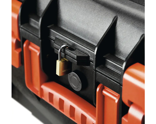Detailansicht eines Transportkoffers mit Vorhängeschloss zur Sicherung des Inhalts.