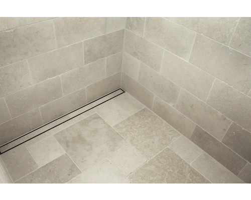 Begehbare Dusche mit Bodenablauf und Steinfliesen