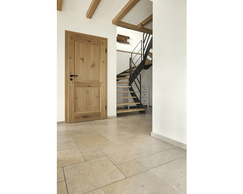 Flur mit Holztür, Treppe und Fliesenboden