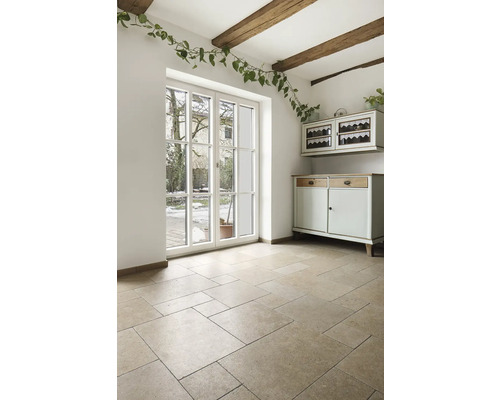 Heller Raum mit Natursteinboden, Fenster und Holzdecke