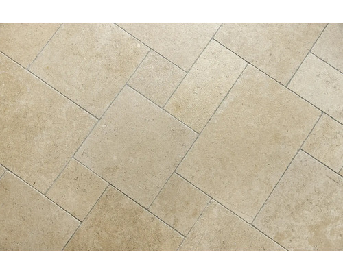 Verlegtes Natursteinfliesenmuster für Bodenbeläge