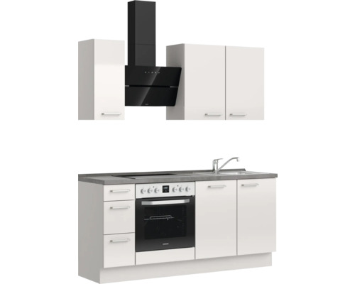 Cuisine équipée avec hotte, évier, cuisinière et armoires