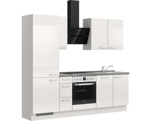 Cuisine intégrée avec armoires blanches, évier, cuisinière et hotte noire