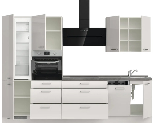 Küchenzeile mit Kühlschrank, Backofen, Dunstabzugshaube, Spüle und Schubladen