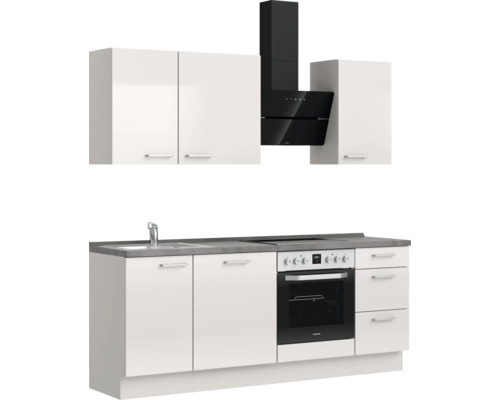 Cuisine équipée avec évier, cuisinière, four et hotte aspirante