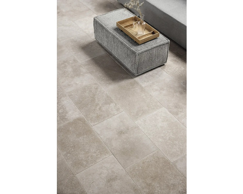 Sol avec carreaux rectangulaires, pouf avec plateau