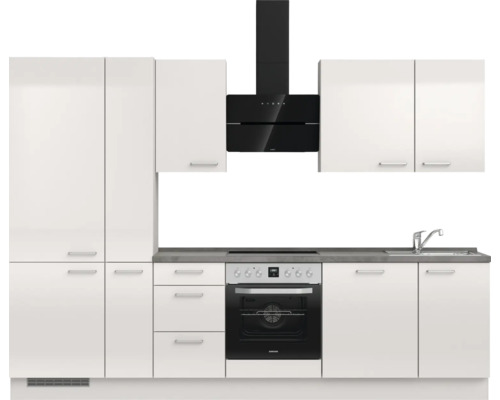 Küchenzeile mit Hochschrank, Hängeschrank, Spüle, Herd und Dunstabzugshaube