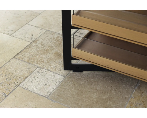 Gros plan d''une étagère avec des planches en bois sur un sol en travertin beige.