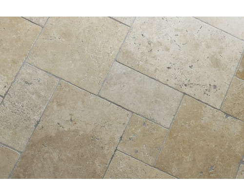 Pose avec des carreaux de sol en pierre naturelle