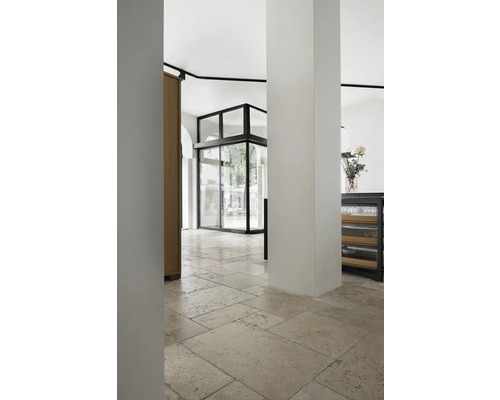 Intérieur avec sol en pierre naturelle et portes en verre