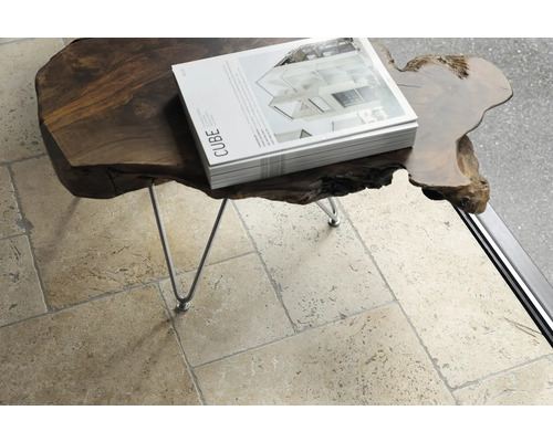 Carrelage de sol posé en opus romain avec table d''appoint