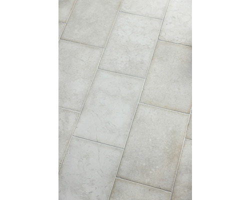 Fliesenboden mit rechteckigen Keramikfliesen