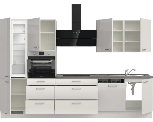 Küchenzeile mit Schränken, Schubladen, Spüle, Spülmaschine, Kühlschrank, Backofen und Dunstabzugshaube