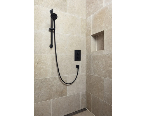 Dusche mit schwarzer Duschstange, Armatur und Ablagefach