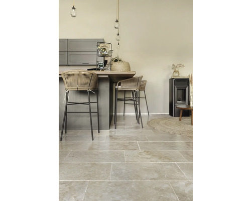 Innenraum mit Steinfliesen, Barhockern, Pellettofen und Küchendekoration