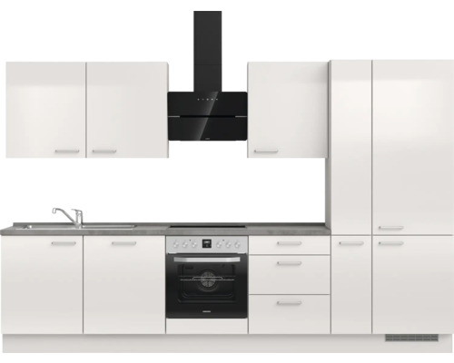 Küchenzeile mit Spüle, Herd, Backofen, Dunstabzugshaube und Schränken