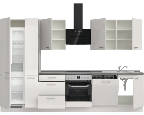 Cuisine moderne avec armoires blanches, hotte noire et appareils intégrés.