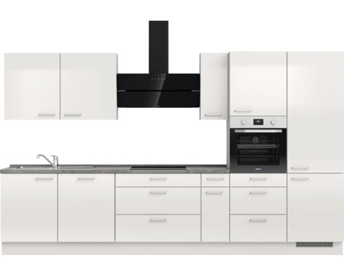 Küchenzeile mit Spüle, Schubladen, Schränken, Ofen und Dunstabzugshaube