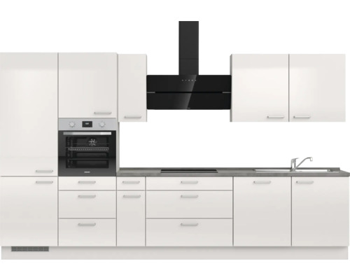 Cuisine avec armoires murales, four intégré et hotte aspirante