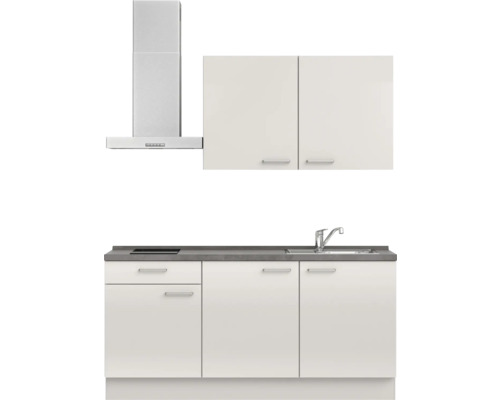 Cuisine équipée avec évier, plaque de cuisson et hotte aspirante