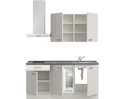 Cuisine équipée avec hotte aspirante, meubles hauts, évier et réfrigérateur intégré