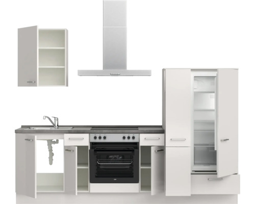 Küchenzeile mit Spüle, Backofen, Dunstabzugshaube und Kühlschrank