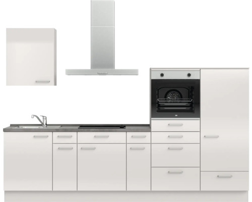 Küchenzeile mit Spüle, Kochfeld, Dunstabzugshaube, Backofen und Schränken