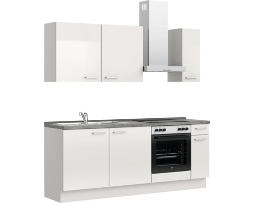 Cuisine équipée avec évier, cuisinière et hotte aspirante