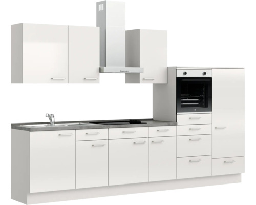 Cuisine blanche avec évier, plaque de cuisson, hotte aspirante et four