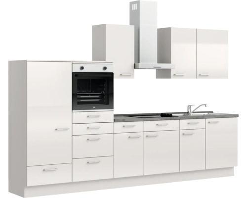 Küchenzeile mit Backofen, Dunstabzugshaube, Spüle und Schränken