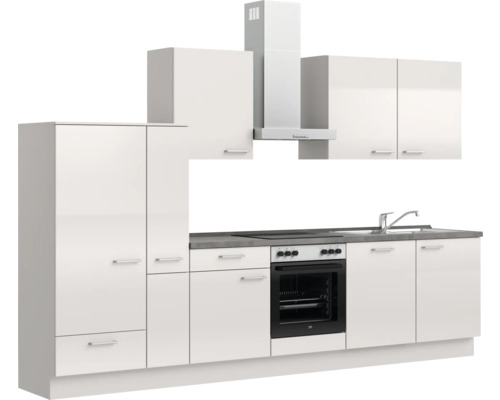 Cuisine avec placards hauts, évier, cuisinière et hotte aspirante