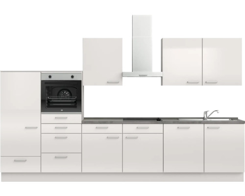 Cuisine équipée avec évier, cuisinière, hotte aspirante et éléments hauts