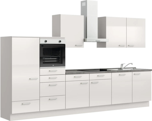 Cuisine intégrée complète avec armoires, évier, cuisinière et hotte aspirante