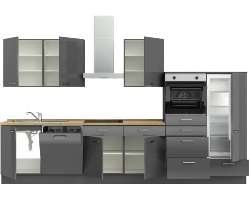 Komplette graue Küche mit Spüle, Herd, Dunstabzugshaube, Backofen und Kühlschrank