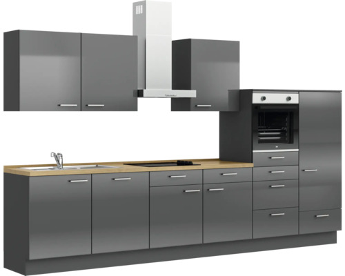 Moderne graue Küche mit Spüle, Kochfeld, Dunstabzugshaube und Backofen