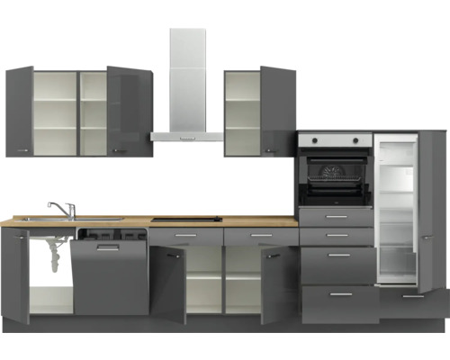Moderne graue Einbauküche mit Spüle, Spülmaschine, Herd, Backofen, Kühlschrank und Dunstabzugshaube